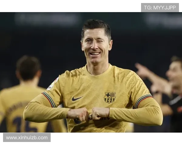 波兰记者透露莱万眼眶受伤将佩戴特制面具重返西甲赛场